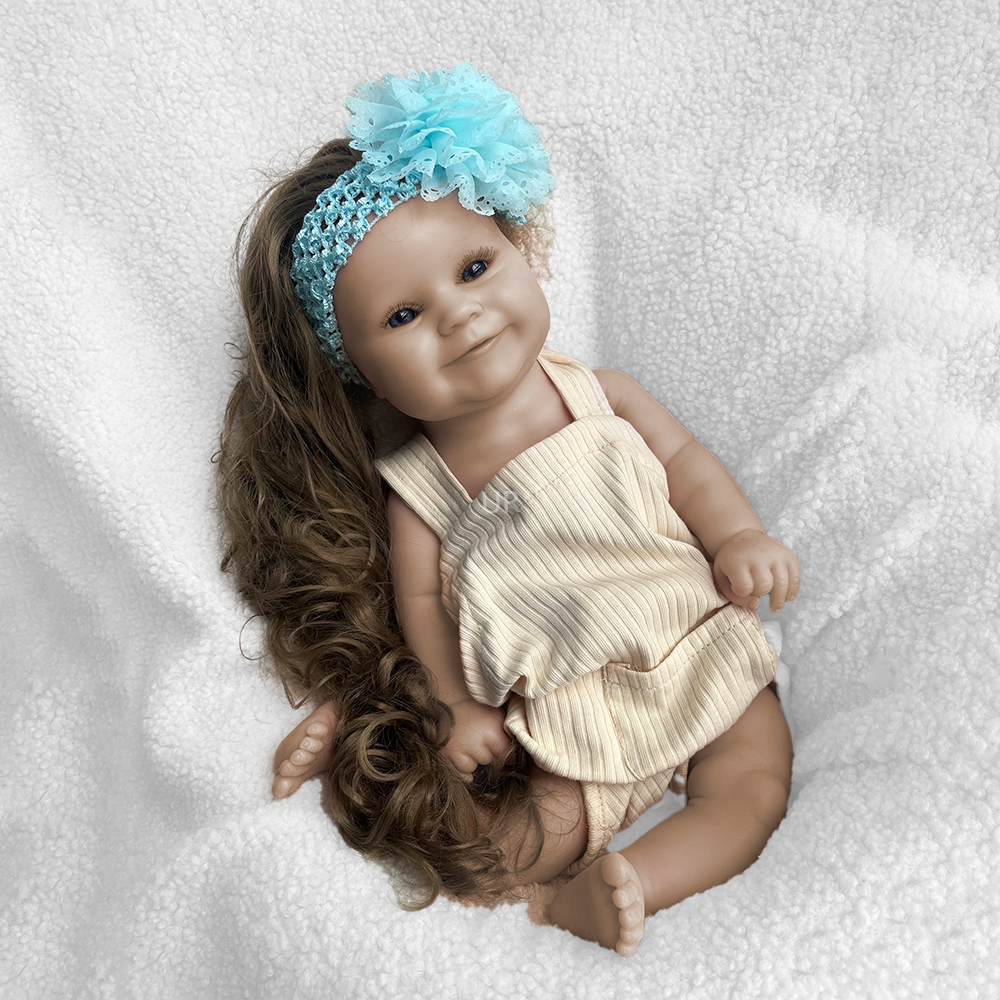 Niña sin pintar con cabello.