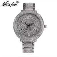 Montre en alliage sertie de diamants avec grand cadran pour homme, élégante et entièrement sertie de diamants.