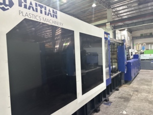 <span class=keywords><strong>Vendita</strong></span> calda 700 tonnellate orizzontale macchina per lo stampaggio ad iniezione usato condizione di plastica sedia Maker Core PLC pompa motore cuscinetto vite - Product Image 5