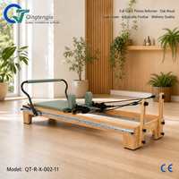 Reformer de Pilates en bois de chêne vert sauge avec barre de repose-pieds réglable pour studios de bien-être inspirés de la nature