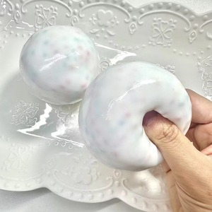 Balle anti-stress ronde blanche de 6 cm en TPR, effet neige crémeuse, jouet à presser pour la relaxation et l'ambiance, jouet sensoriel souple, cadeau pour enfants et adultes - Product Image 1