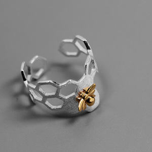 Cincin Manset Paduan Trendy untuk Wanita Desain Sarang Lebah Alami Buatan Tangan dengan Struktur Berongga Unik - Product Image 6