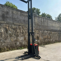 Chariot élévateur compact 1,5 tonne 3m à conducteur debout, entièrement électrique, avec jambes latérales hydrauliques, mât à deux étages, pneus en polyuréthane - Petit chariot élévateur