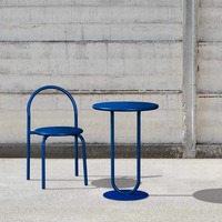 Ensemble de meubles d'extérieur en fer coloré, moderne, minimaliste, durable, écologique, imperméable, pour hôtel, école, usage de loisirs, table et chaises