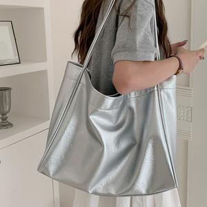 Bolso tote plateado para mujer, suave, horizontal, cuadrado, con hebilla magnética, para el día a día, verano 2024 - Product Image 2