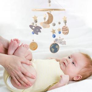 Décor de chambre d'enfant, cadeau de douche de bébé, jouets faits à la main suspendus pour enfants, planète en bois, lune, étoile, fusée, astronaute, berceau pour bébé, crèche Mobile - Product Image 4