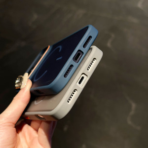 Funda Acrílica Minimalista en Tono Oscuro con Efecto Arena, Compatible con iPhone 15 16 17 PM, Marco de Color Leche para Cable, Protección para 13/14 - Product Image 5