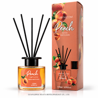 Diffuseur de parfum d'ambiance inspiré des hôtels de luxe avec bouteille en verre et bâtonnets en rotin pour la décoration des chambres d'hôtes et des halls