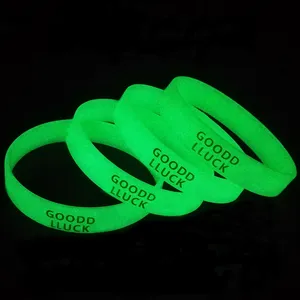 Mode fierté Silicone lueur dans les bracelets sombres Logo gravé Silicone bracelet vivant bracelets lumineux