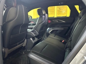 รถยนต์มือสอง ปี <span class=keywords><strong>2022</strong></span> แคดิลแลค LYRIQ SUV EV ระยะทาง 31000 กม. ไมล์น้อย สีเดิม ไม่เคยเกิดอุบัติเหตุ พวงมาลัยซ้าย รถยนต์ไฟฟ้าสุดหรู พร้อมส่ง - Product Image 4