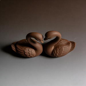 Statuetta di Cigno Bianco - Scultura in Resina per Elegante Decorazione di Giardini e Cortili - Product Image 1