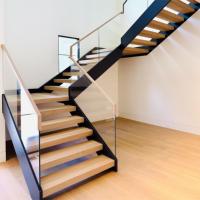 Maßgefertigte Moderne Innen-Metalltreppe aus Edelstahl mit Massivholz-Doppelplattenglas Gerade Stufen für Villen Glasgeländer