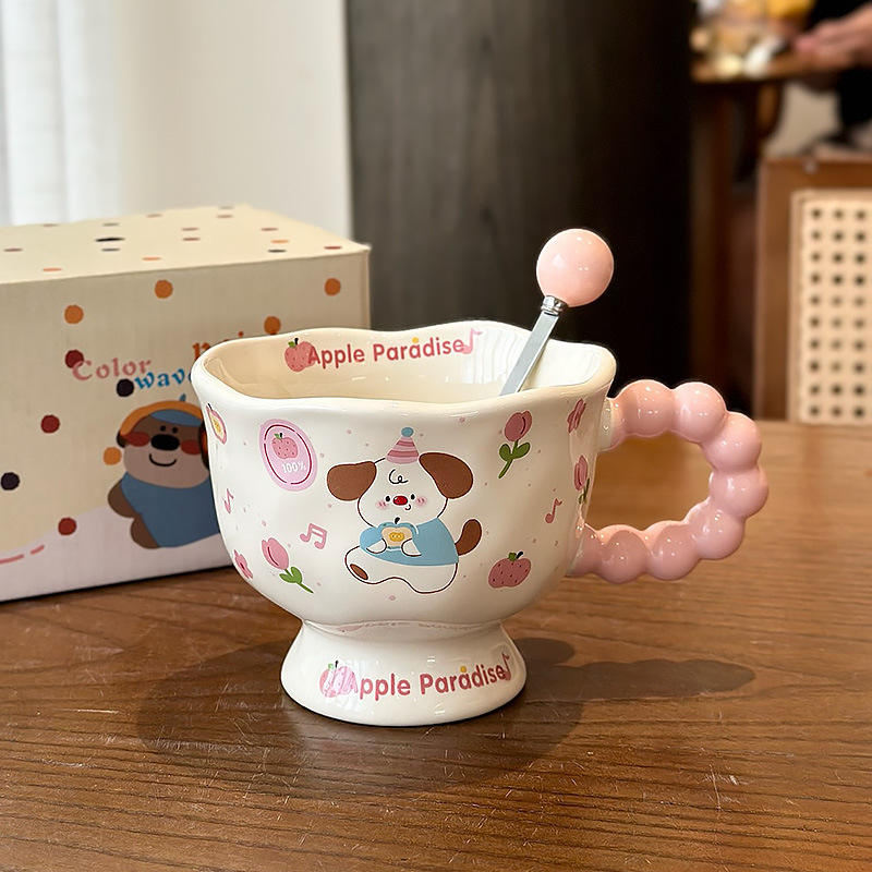 ถ้วยและช้อนสีชมพู