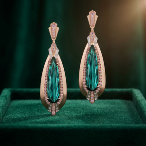 Boucles d'oreilles pendantes en or rose plaqué avec pierre verte taille émeraude, bijoux de luxe pour femme, forme goutte d'eau, sertissage griffe - Product Image 3