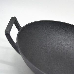 <span class=keywords><strong>Wok</strong></span> Grande de Hierro Fundido Precurado de 31 cm, Fabricado en China, con Dos Asas y Tapa de Madera - Product Image 4
