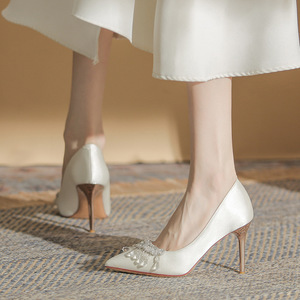 Chaussures de mariage élégantes pour femmes, talons aiguilles en satin blanc à bout pointu avec décoration en cristal, talon haut de 3 à 5 cm - Product Image 4