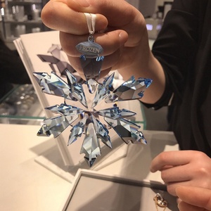 Pendentif de voiture flocon de neige en acrylique haut de gamme, fabriqué à la machine, pour décoration intérieure, ornement suspendu pour rétroviseur - Product Image 4