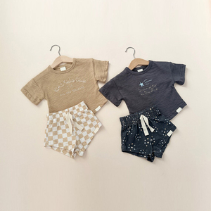 Set di Pantaloncini Organici per Ragazzi, Completo Casual per Bambini, Outfit in Cotone Personalizzato con Magliette e Pantaloncini, Abbigliamento Sostenibile per Bambini - Product Image 1