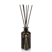Diffuseur à bâtonnets en fibre avec emballage personnalisé de luxe, plusieurs senteurs, bouteille en verre 200 ml et décorations à pompons