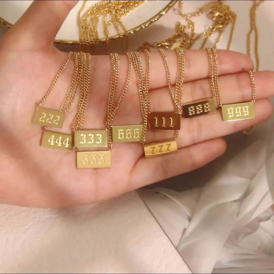 Nuovo Design impermeabile 111 222 333 collana con numero di angelo fortunato gioielli in acciaio inossidabile placcato oro 18 carati per regalo di compleanno della ragazza
