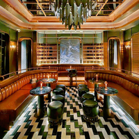 Meuble design personnalisé pour discothèque commerciale Comptoir de bar à LED à surface solide avec texture marbrée pour tables et chaises d'hôtel et de restaurant