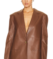 Les boutons latéraux avant en cuir classique vintage relient les épaules avec de légères épaulettes pour la veste de moto des femmes
