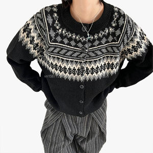 Cárdigan de punto personalizable con logo para hombre, estilo CleanFit Old Money, suéter de invierno con toque sofisticado y estilo relajado. - Product Image 3