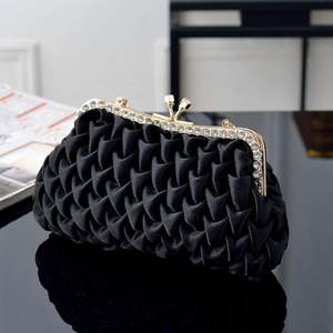 Bolsos de Noche con Forma de Corazón y Pedrería para Mujer, Bolso de Mano de Cristal Dorado para Fiesta de Graduación - Product Image 1