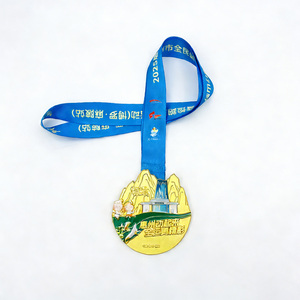 Médaille de finisseur de course de <span class=keywords><strong>trail</strong></span> de 20 km Wugong Mountain 2025 personnalisée en alliage de zinc plaqué or avec design de <span class=keywords><strong>livre</strong></span> pliable - Product Image 4