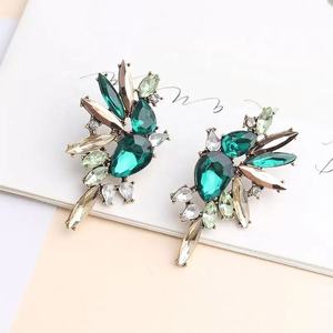 Boucles d'oreilles pendantes de mode européenne et américaine avec formes géométriques symétriques, tendance naturelle pour les fêtes - Product Image 1