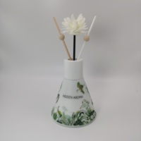 Diffuseur de luxe 100 ml en verre du Zhejiang avec bâtonnets en rotin naturel, logo personnalisé sérigraphié par transfert thermique, bouchon en liège ambré et cône inversé