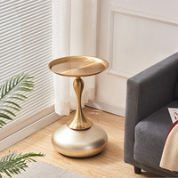 Table d'appoint de luxe en métal pour le salon Mini table d'angle simple pour chambre à coucher Table basse pour appartement Table de chevet