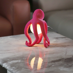 <span class=keywords><strong>Lampada</strong></span> da Tavolo a Forma di Polpo Rosa per Interni, Magnifica Illuminazione Unica con Design Animalier, Aspetto Completamente Originale - Product Image 1