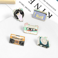 Design personnalisé en forme de métal rétro musique cassette enregistreur épingle de revers badge vintage musique cassette bande émail épingle pour vêtements