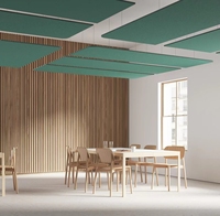 Panneaux acoustiques linéaires modernes en polyester durable pour hôtels, écoles et appartements.