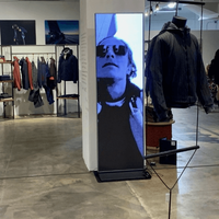 Lecteur publicitaire intérieur P2.5 portable sur pied Affichage de l'affiche LED Écran miroir LED polychrome sans couture