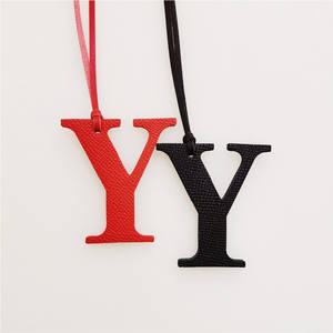 Alfabeto colgante de cuero genuino letra inglesa inicial llavero mochila colgante señoras mujeres <span class=keywords><strong>bolso</strong></span> encanto - Product Image 6