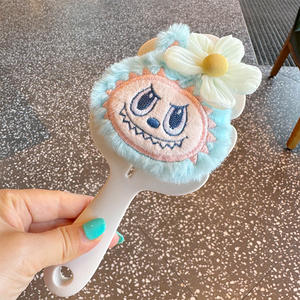 Brosse à cheveux en silicone à long manche pour poupée, motif petit monstre de dessin animé, avec coussin d'air massant, brosse à cheveux creuse Labubu, vente en gros - Product Image 3