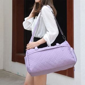 Muestra gratuita de bolsa deportiva de fútbol de poliéster rojo 320d de lujo hecha a mano para impresión por sublimación - Product Image 5