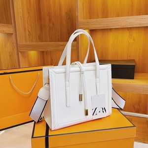 Bolsos de mano informales para mujer, nuevos bolsos de moda para mujer con decoración de cadenas, cierre abierto, superventas, bolsos de hombro para mujer - Product Image 1