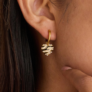 Pendientes de aro de oro con diamantes de imitación en forma de corazón, de acero inoxidable con engaste pavé, joyería de regalo para mujer - Product Image 3
