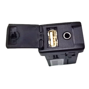 Adaptador de Audio para Coche Toyota con Puerto USB Auxiliar 86190-0R010 para Salpicadero, con Función de Carga y Fácil Instalación - Product Image 1