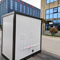 Cabine de toilette préfabriquée moderne avec structure en acier, salle de bain avec douche et lavabo en céramique pour site de glamping et parc public