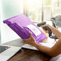 Échantillon gratuit Sacs postaux express en poly biodégradables auto-scellants avec logo personnalisé pour l'expédition de vêtements