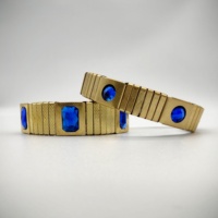 Venta al por mayor de oro de acero inoxidable elástico bio banda de reloj magnética con diferentes colores de piedra de energía