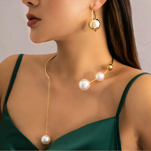 طقم قلادة وأقراط جديد بتصميم هندسي بسيط مطلي بالذهب مع سلسلة عظم الترقوة للحفلات والأعراس - Product Image 3