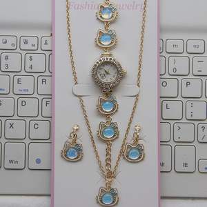 <span class=keywords><strong>ชุด</strong></span>เครื่องประดับนาฬิกาข้อมือแฟชั่นสำหรับ<span class=keywords><strong>ผู้หญิง</strong></span> ดีไซน์ลูกแมวน่ารัก ประดับคริสตัล นาฬิกาควอตซ์แบบสบา<span class=keywords><strong>ย</strong></span>ๆ พร้อมต่างหูและสร้อ<span class=keywords><strong>ย</strong></span>คอ รุ่น CD229 - Product Image 5