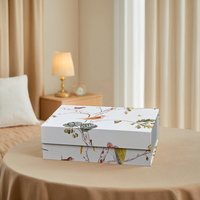 Boîtes cadeaux pliables de luxe personnalisées Aimant blanc à rabat gaufrage estampage ruban noir Aimant blanc de luxe personnalisé plastification mate