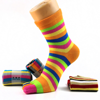 Vente en gros de chaussettes tube pour femmes et filles chaussettes habillées colorées à 5 doigts chaussettes en coton rayées arc-en-ciel à cinq orteils