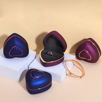 Boîte à bijoux créative à bordure dorée LED en forme de coeur Boîte d'emballage pour bague de proposition collier bijoux Saint Valentin